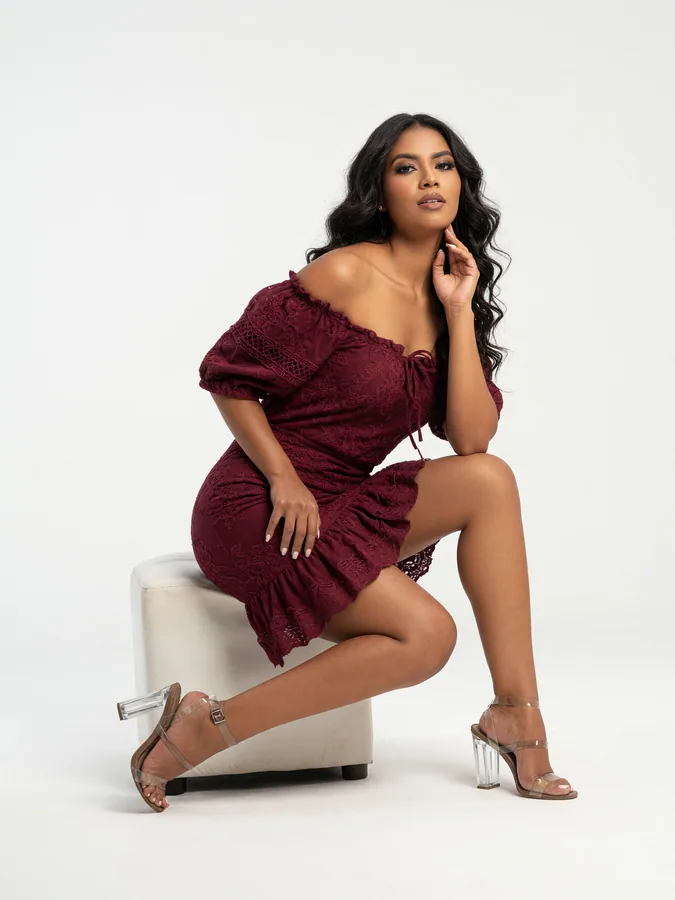 Vestido corto, sentada