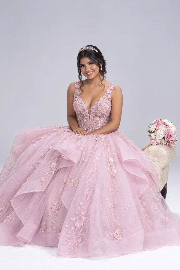 Sentada elegante sonriendo