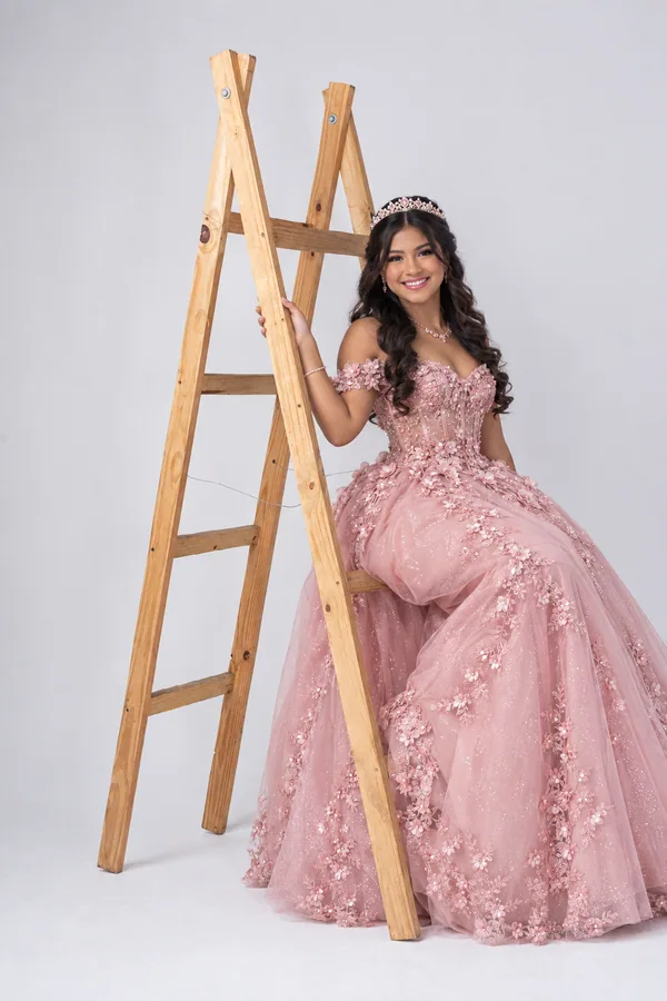 Sentada en escalera