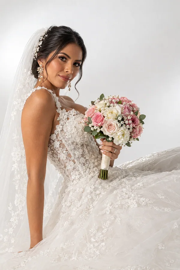 Novia sentada con ramo