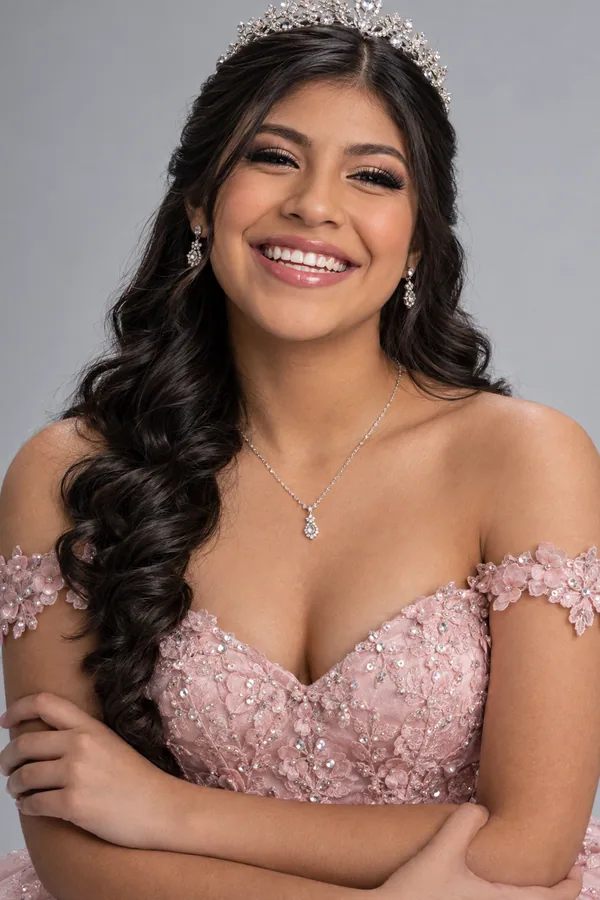 Sonrisa elegante brazos cruzados