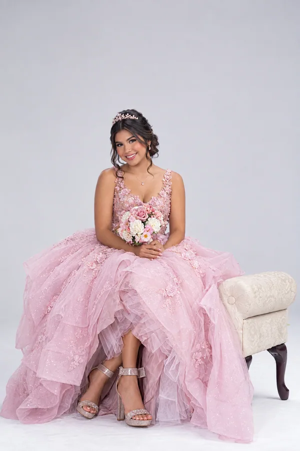 Sentada con ramo floral