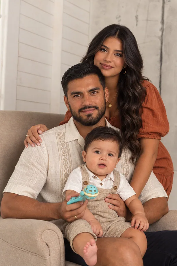 Familia sentada abrazada