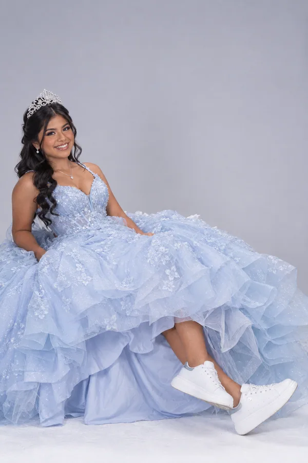Sentada con falda extendida