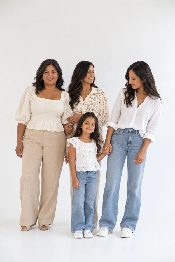 Familia unida de pie