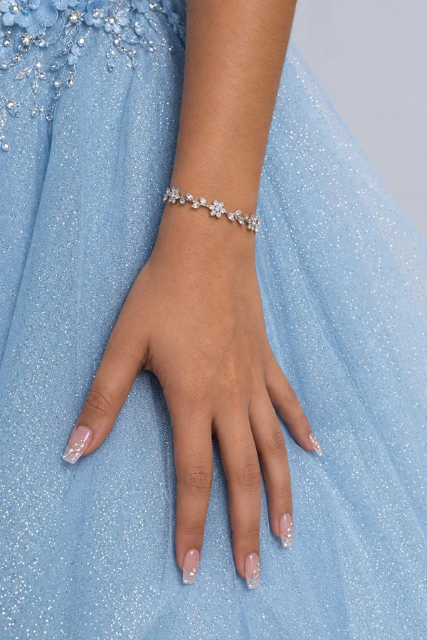 Mano sobre vestido