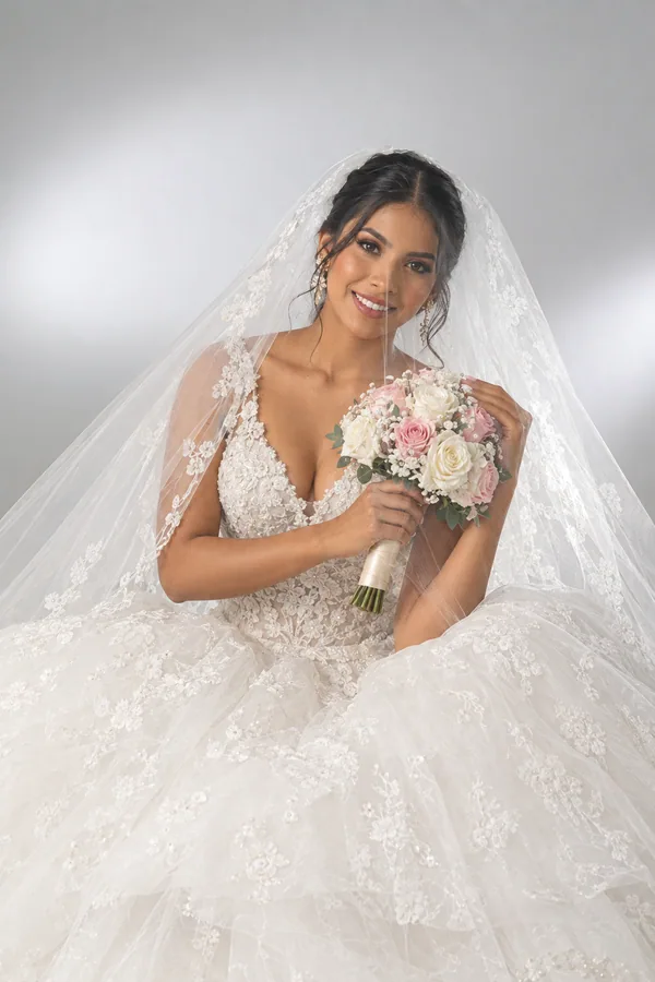 Novia sentada con ramo