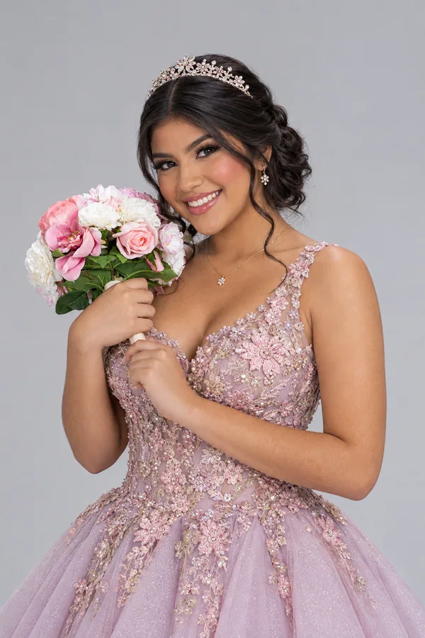 Sujeto de flores sonriendo