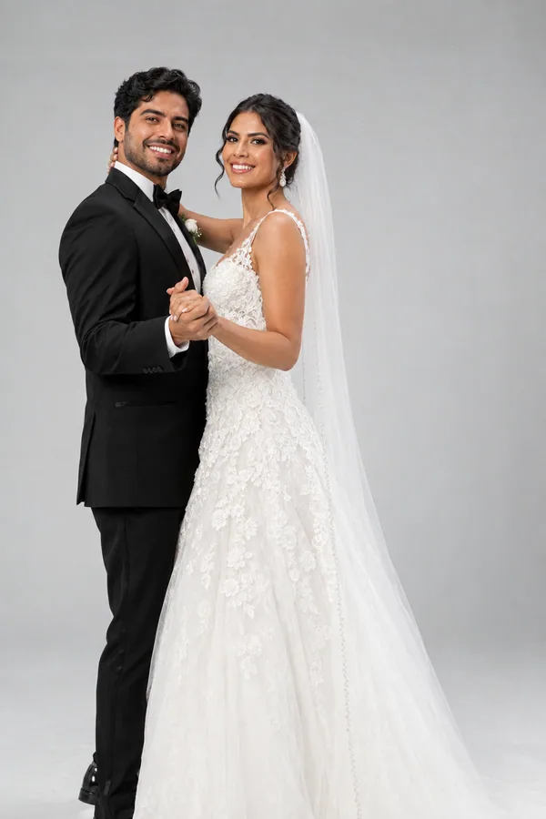 Pareja de frente sosteniéndose de la mano